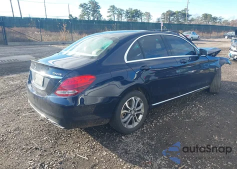 2016 Mercedes-Benz C 300 4Matic z USA, uszkodzony, nr VIN 55SWF4KB1GU097542